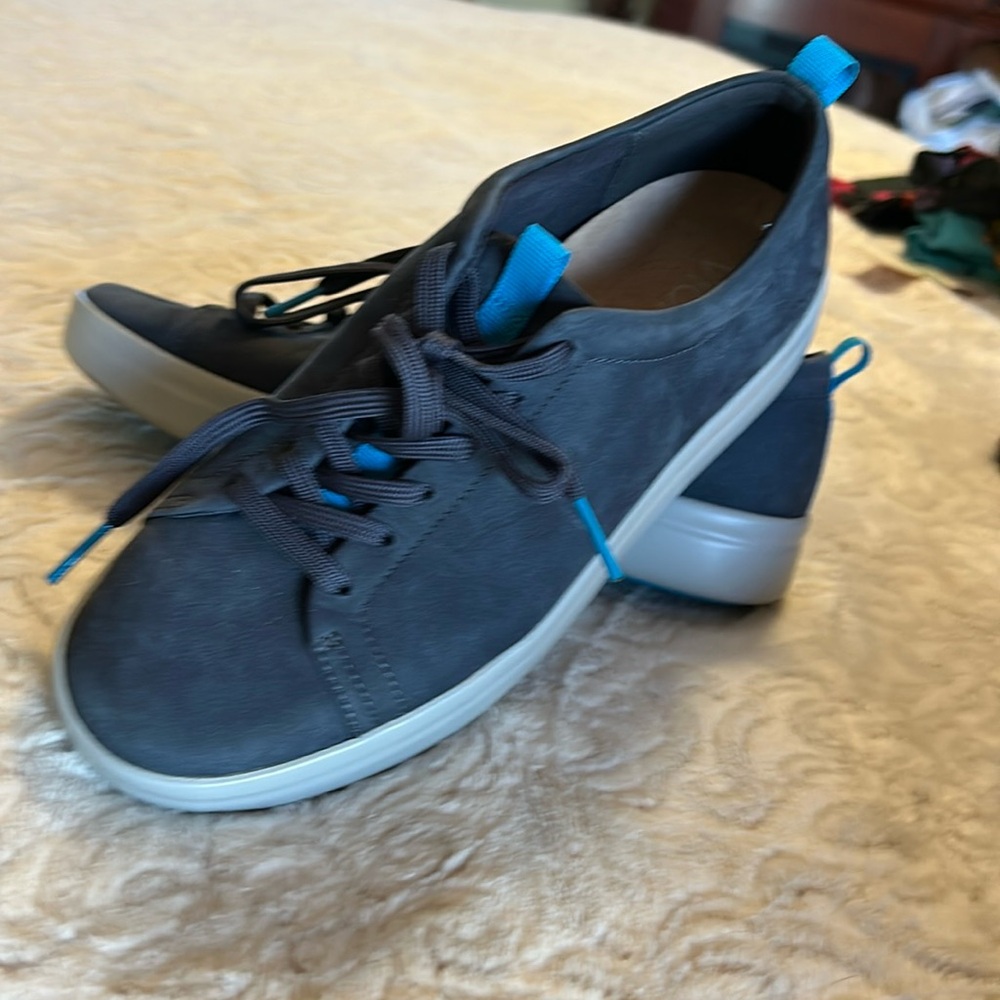 Vionic Ladies 7 Navy suede lace up sneaker